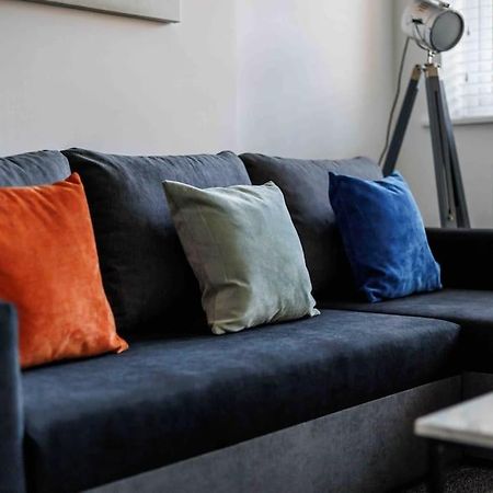 2 Bedroom House-Driveway - Bournemouth Hospital - Long Stay Discounts - Lima Apartments Ltd Extérieur photo