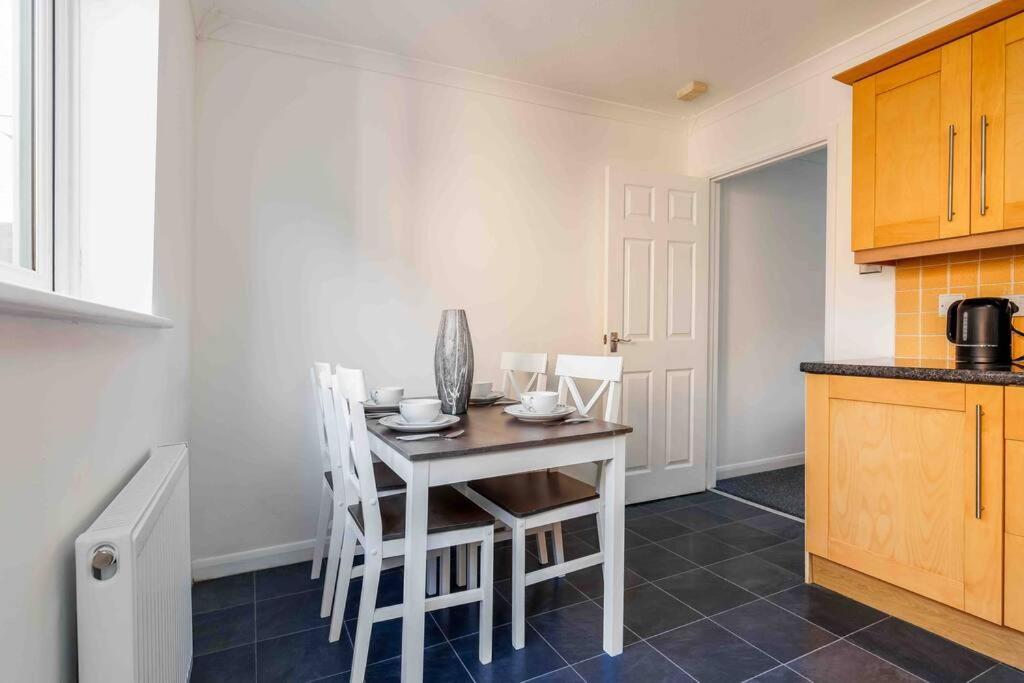 2 Bedroom House-Driveway - Bournemouth Hospital - Long Stay Discounts - Lima Apartments Ltd Extérieur photo