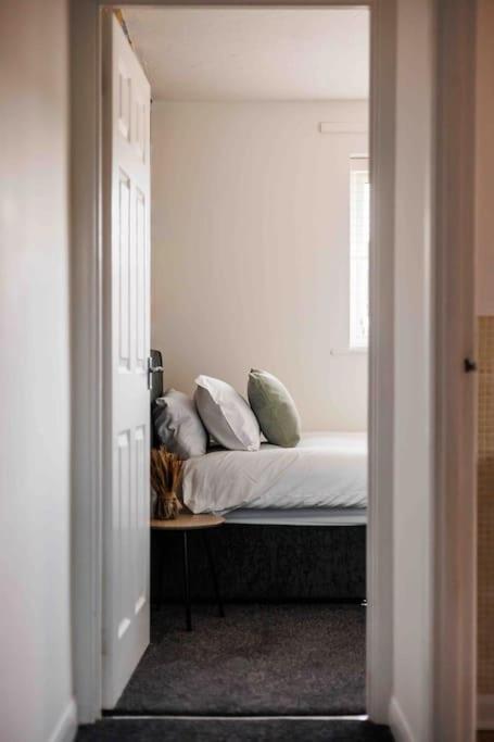 2 Bedroom House-Driveway - Bournemouth Hospital - Long Stay Discounts - Lima Apartments Ltd Extérieur photo