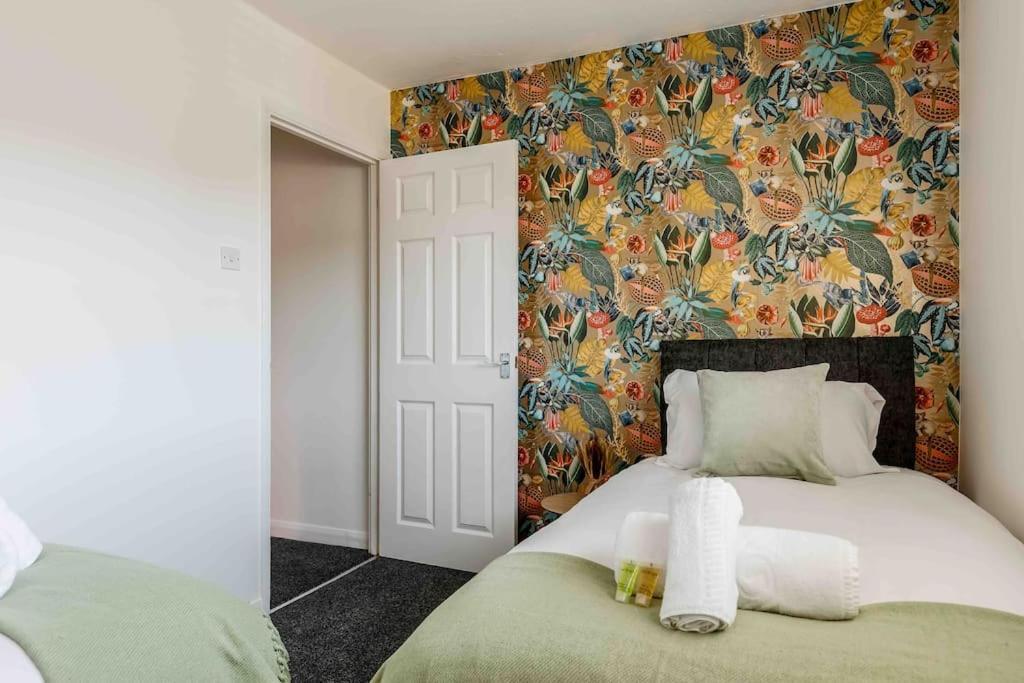 2 Bedroom House-Driveway - Bournemouth Hospital - Long Stay Discounts - Lima Apartments Ltd Extérieur photo
