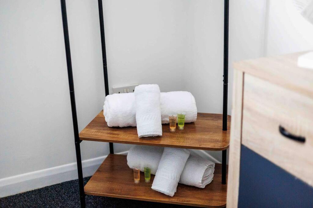 2 Bedroom House-Driveway - Bournemouth Hospital - Long Stay Discounts - Lima Apartments Ltd Extérieur photo