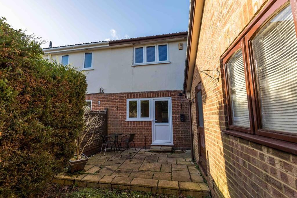 2 Bedroom House-Driveway - Bournemouth Hospital - Long Stay Discounts - Lima Apartments Ltd Extérieur photo