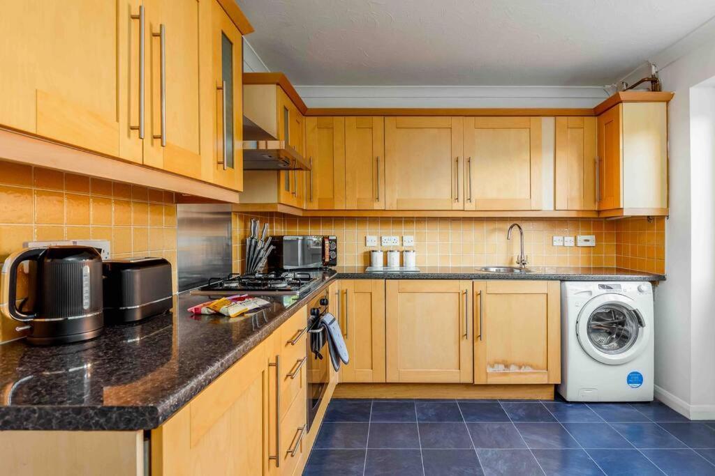 2 Bedroom House-Driveway - Bournemouth Hospital - Long Stay Discounts - Lima Apartments Ltd Extérieur photo
