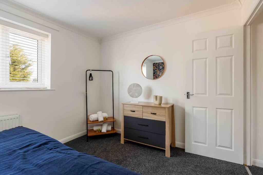 2 Bedroom House-Driveway - Bournemouth Hospital - Long Stay Discounts - Lima Apartments Ltd Extérieur photo