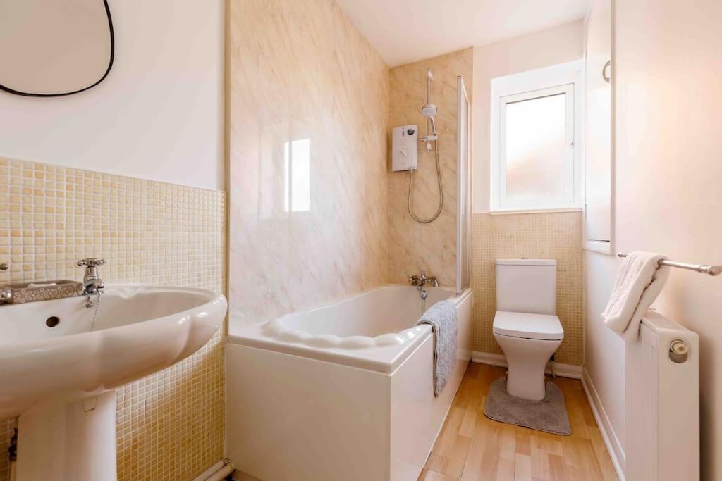 2 Bedroom House-Driveway - Bournemouth Hospital - Long Stay Discounts - Lima Apartments Ltd Extérieur photo