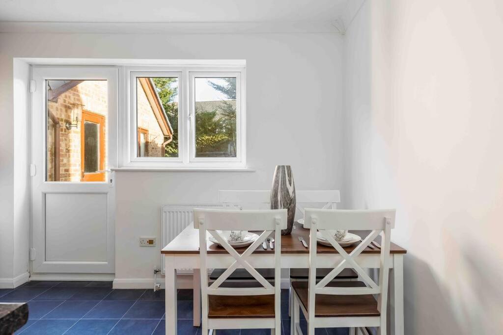 2 Bedroom House-Driveway - Bournemouth Hospital - Long Stay Discounts - Lima Apartments Ltd Extérieur photo