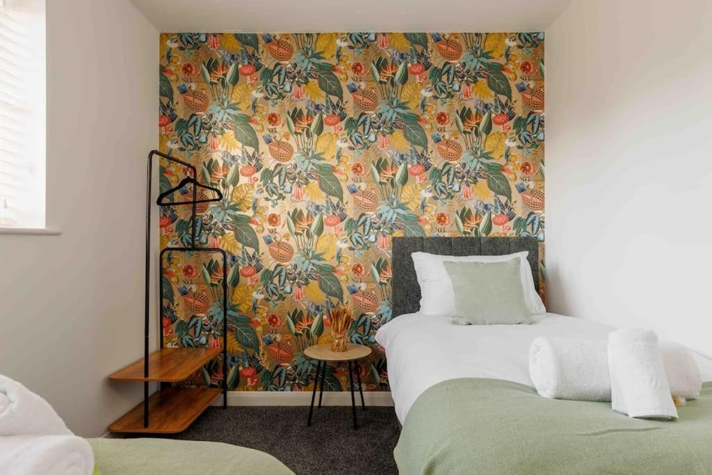 2 Bedroom House-Driveway - Bournemouth Hospital - Long Stay Discounts - Lima Apartments Ltd Extérieur photo